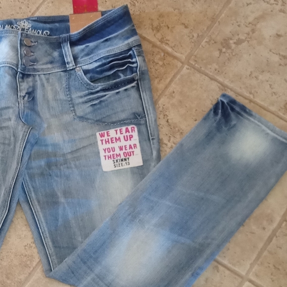 New Almost Famous super faded light wash skinny jeans pants size 13 - Picture 4 of 7